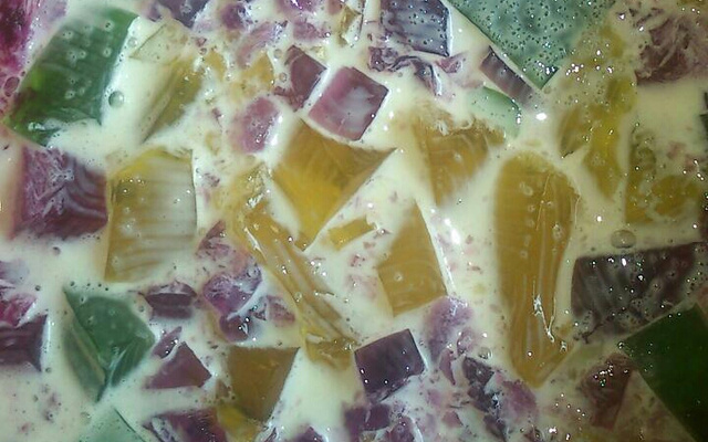 Cubos de gelatina com leite condensado