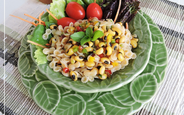 Salada de feijão fradinho com macarrão ao molho vinagrete da ABIMAPI