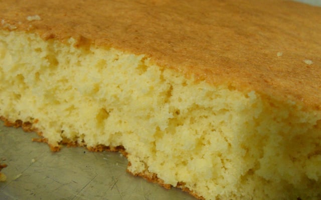 Bolo de laranja com cobertura de laranja.