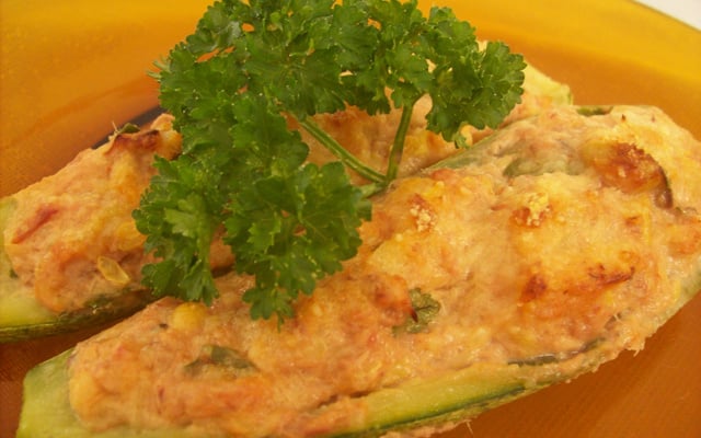 Abobrinha recheada com atum