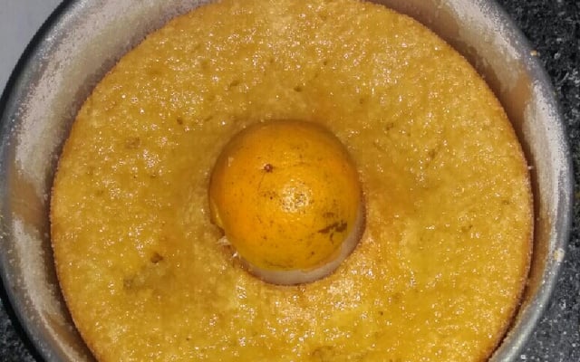 Bolo com laranja inteira