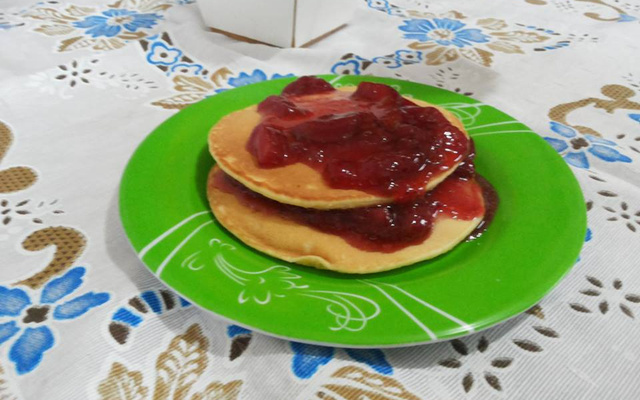 Panqueca americana com geleia de morango