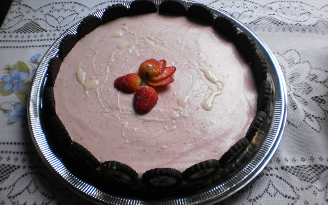 Torta mousse de morango e calipso branco