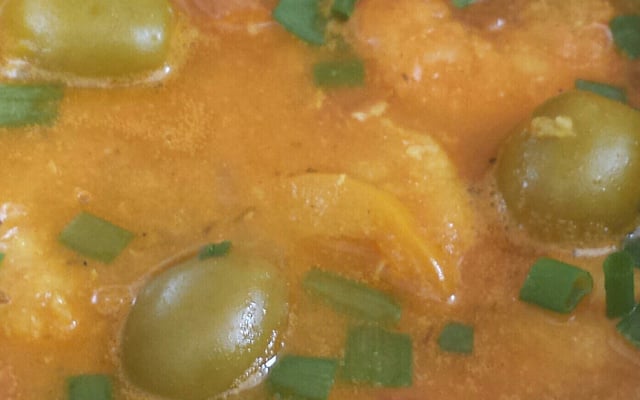 Peixe ao molho de camarão e leite de coco