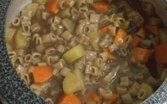 Sopa de feijão com macarrão
