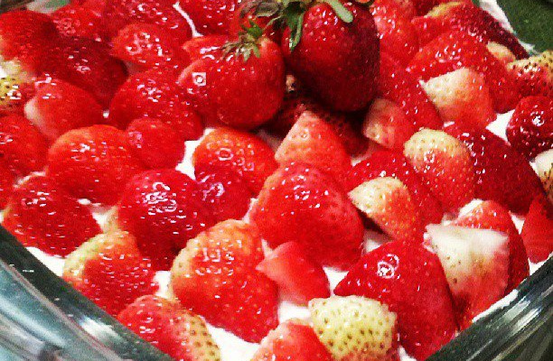 Merengue de morango com suspiros