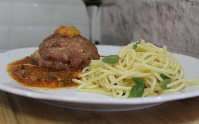Polpetone de lombo moído com linguiça toscana espaguete na manteiga com manjericão e molho de tomate fresco