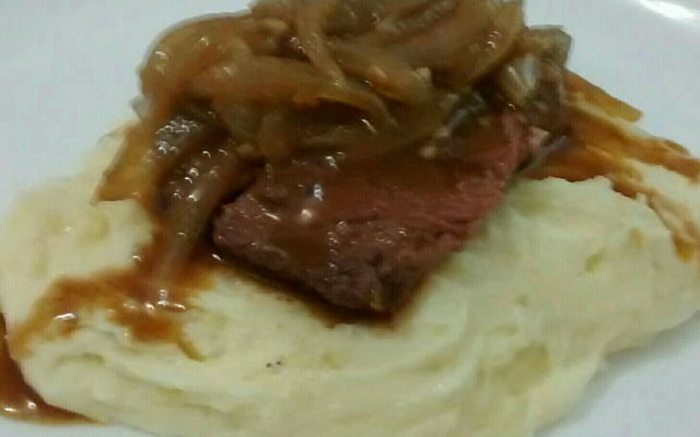 Aligot (purê de batatas com queijo)