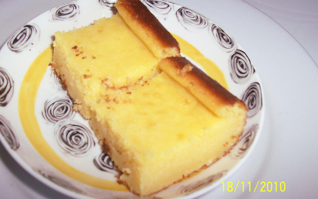 Bolo de fubá cozido e cremoso como um pudim