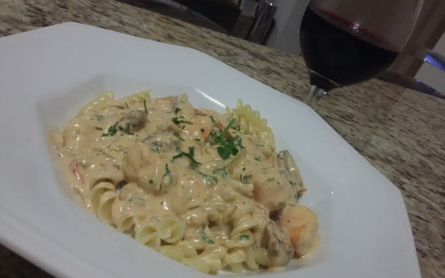 Penne com camarão flambado