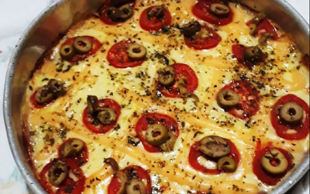 Pizza margherita com massa de brócolis