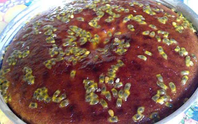 Bolo de maracujá com calda de maracujá