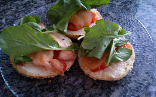 Bagle aberto com frango rápido e levinho