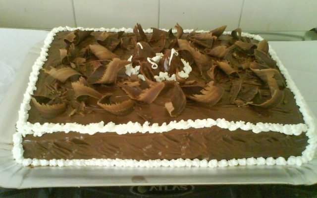 Bolo de chocolate trufado com morangos da Mell