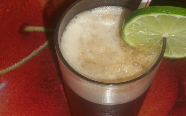 Mate gelado com limão espumante