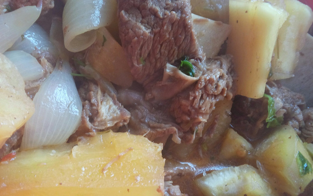 Costela com mandioca na cerveja