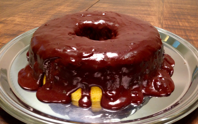 Bolo de cenoura com calda de chocolate de microondas