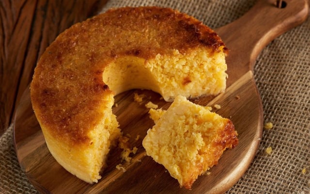 Bolo flocão de milho cremoso com fatia cortada