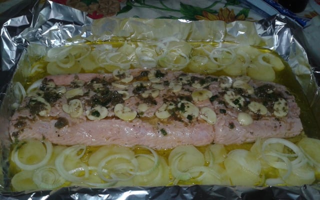 Salmão no forno ao molho de alcaparras e champignon