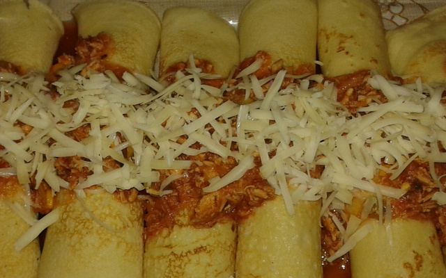 Panqueca com recheio de carne moída e mussarela