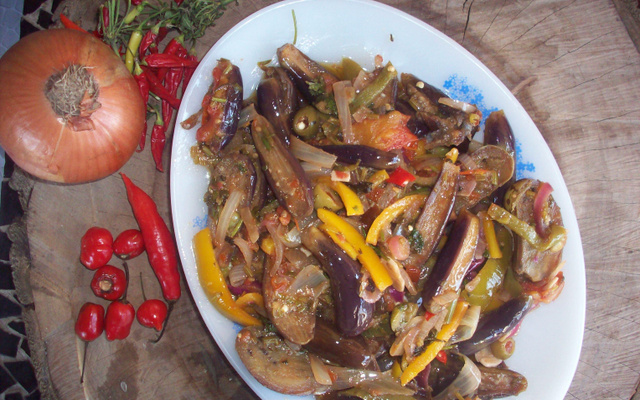 Salada de berinjela de micro-ondas