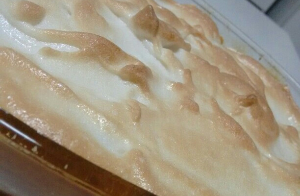 Chico balanceado com banana