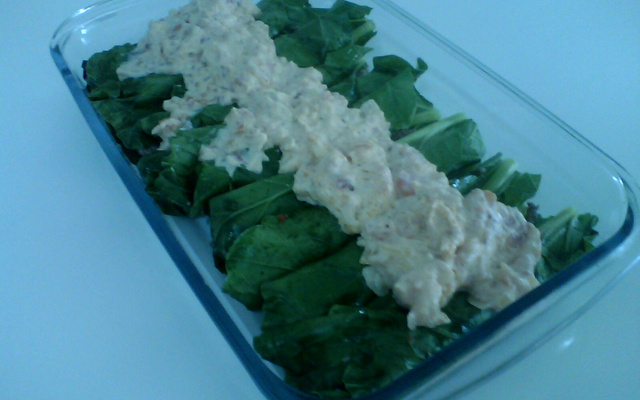 Panquecas da folha de couve manteiga com mussarela de bufala e carne moída