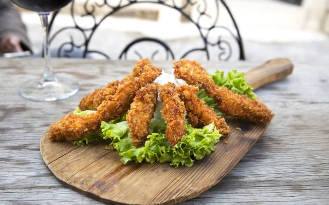 Petisco de frango ao molho de iogurte