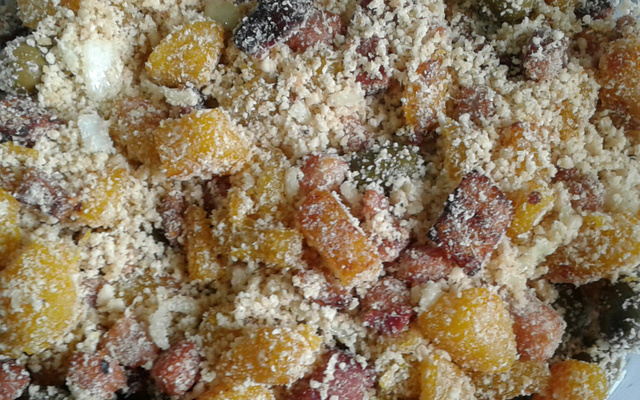 Farofa de banana com bacon e azeitonas