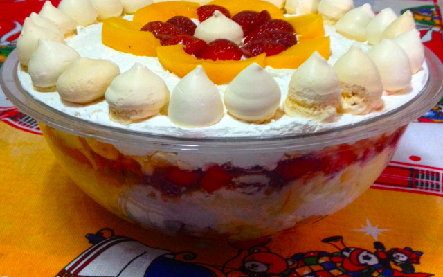 Merengue de morangos e pêssegos cremoso