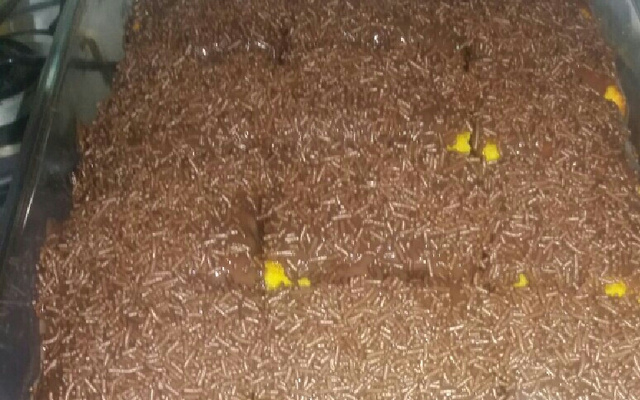 Bolo de cenoura com cobertura de caramelo