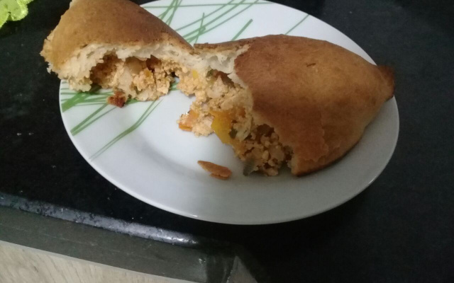 Pão com recheio de frango desfiado