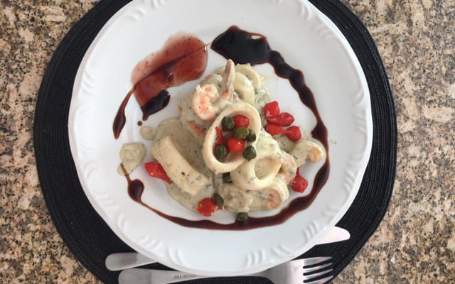 Salmão ao molho gorgonzola com camarão e lula