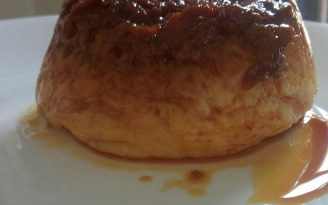 Pudim de leite na caneca