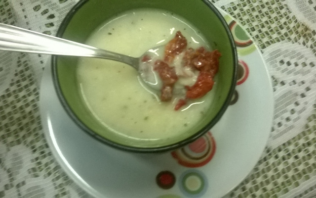 Sopa instantânea de tomate seco, queijo e manjericão