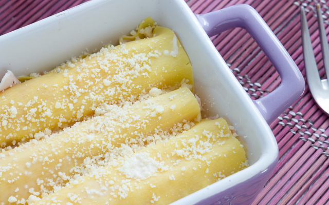 Minicanelones recheados com ricota, nozes e queijo roquefort