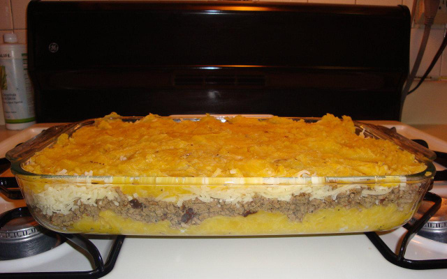 Escondidinho de banana da terra com carne moída