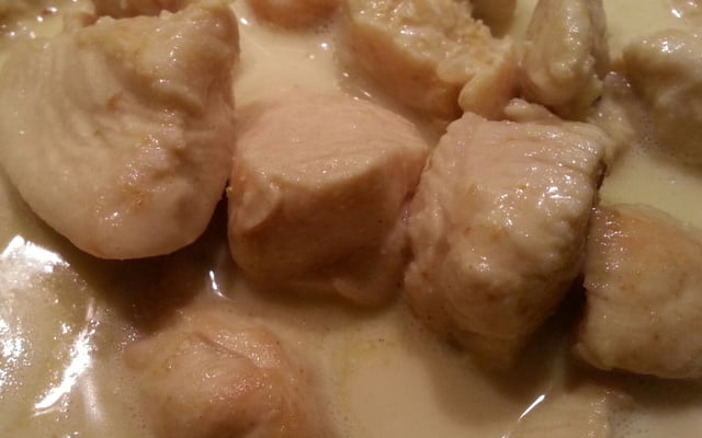 Frango com curry e leite de coco