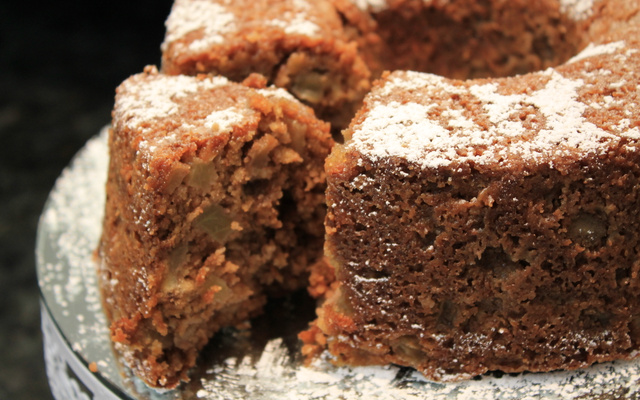 Bolo de granola com maçã e banana