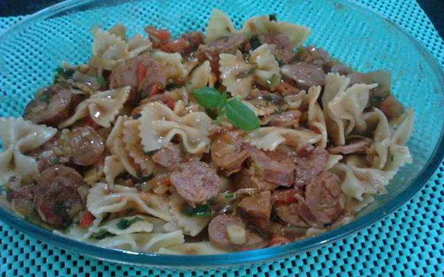 Macarrão com linguiça calabresa fresca