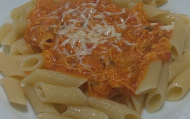 Macarrão penne ao molho de frango desfiado com queijo branco