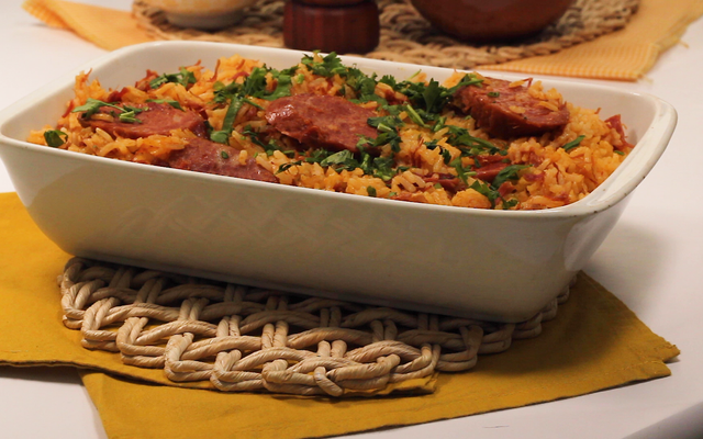 Arroz com carne-seca e calabresa na panela de pressão 