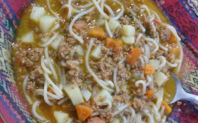 Sopa de macarrão com carne moída