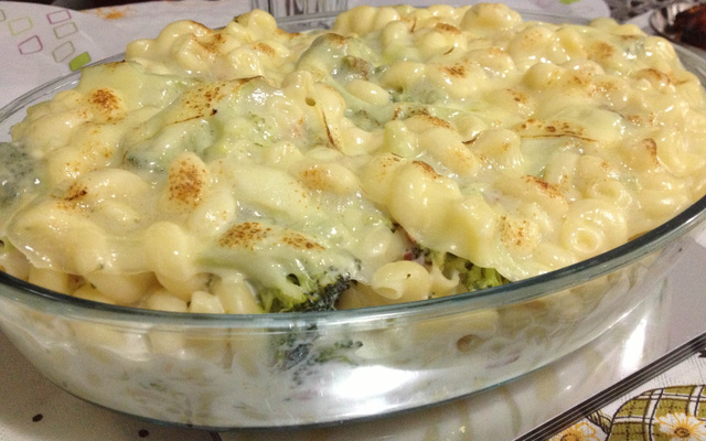 Macarrão com brócolis no forno da Lidi