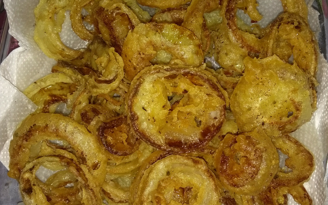 Cebola frita com molho de maionese e pimenta biquinho