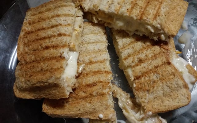 Torrada de frango com requeijão cremoso