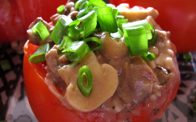 Tomate recheado com estrogonofe de file