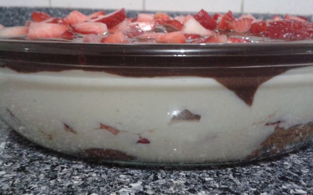 Pavê de ganache com morango e coco