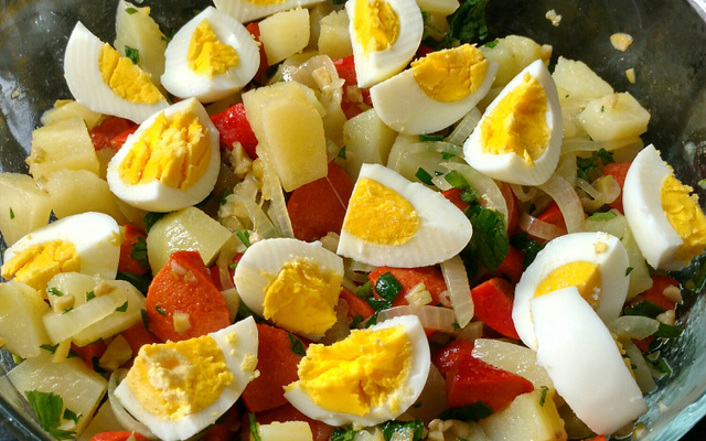 Salada quente de salsicha com batata