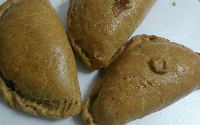 Pastel assado com recheio de pizza